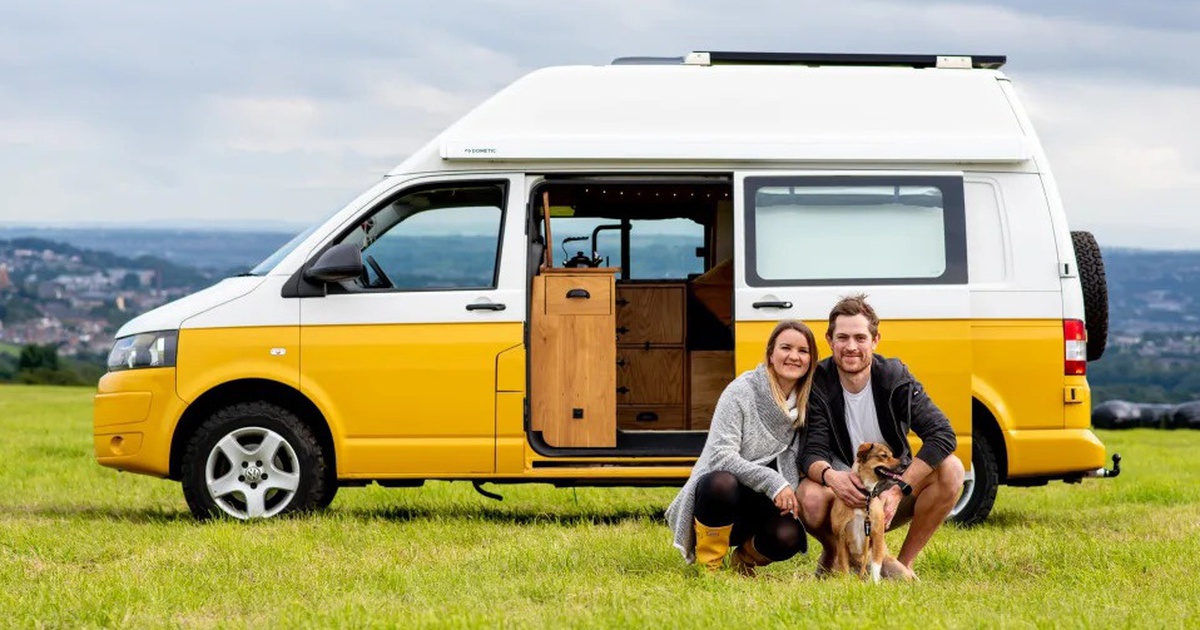 Vợ chồng trẻ chu du khắp nơi bằng 'nhà di động bốn bánh'