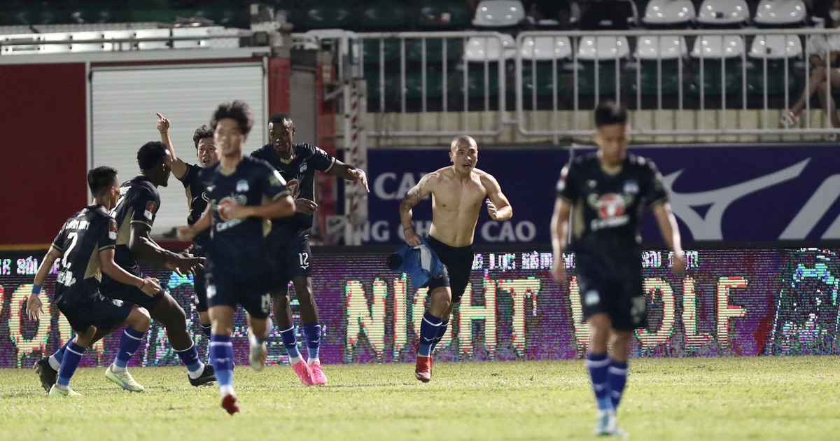 HLV Kiatisak tiếc nuối khi HAGL hòa đội đầu bảng V-League 2023