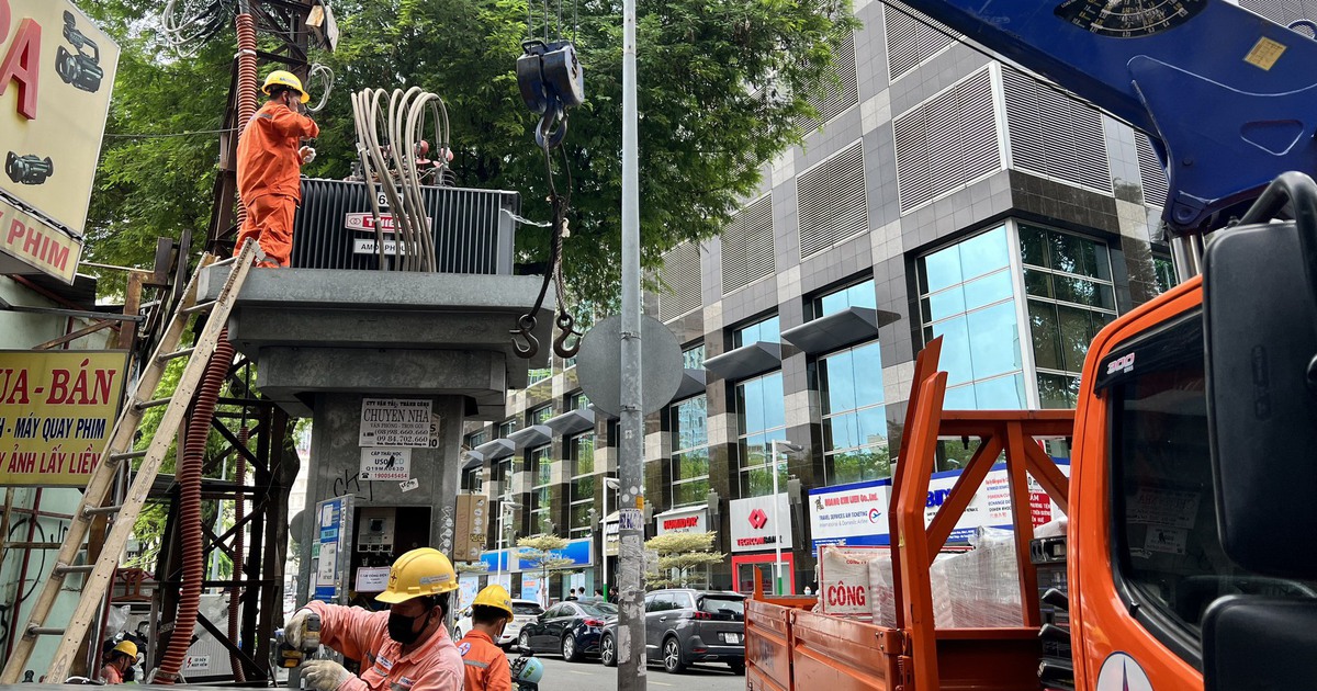 Điện gặp sự cố ngay sáng đầu tuần, người dân TP.HCM hốt hoảng lo cắt điện luân phiên trong nắng nóng