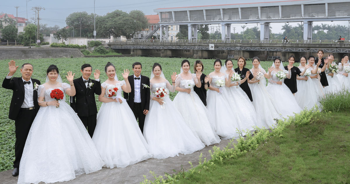 Phía sau bức ảnh 12 cô dâu từ 65 - 75 tuổi