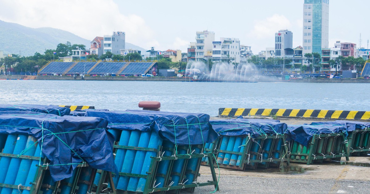 Cận cảnh sân khấu khủng và 'trận địa' pháo hoa bên sông Hàn