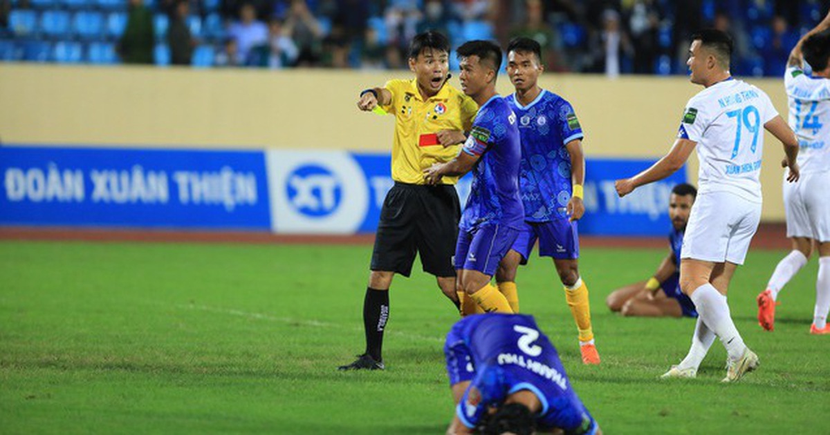 Trọng tài Trương Hồng Vũ xuống giải hạng nhất sau quả phạt đền gây tranh cãi ở V-League