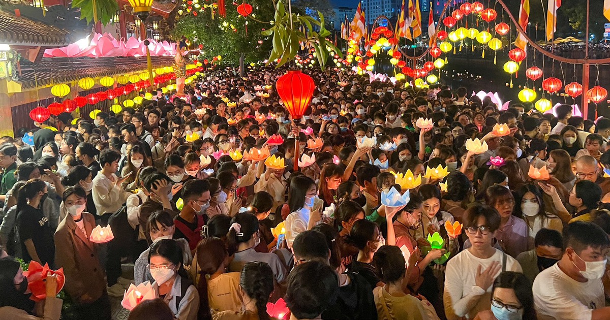 Hàng ngàn người đến chùa Pháp Hoa dự lễ hoa đăng mừng đại lễ Phật đản