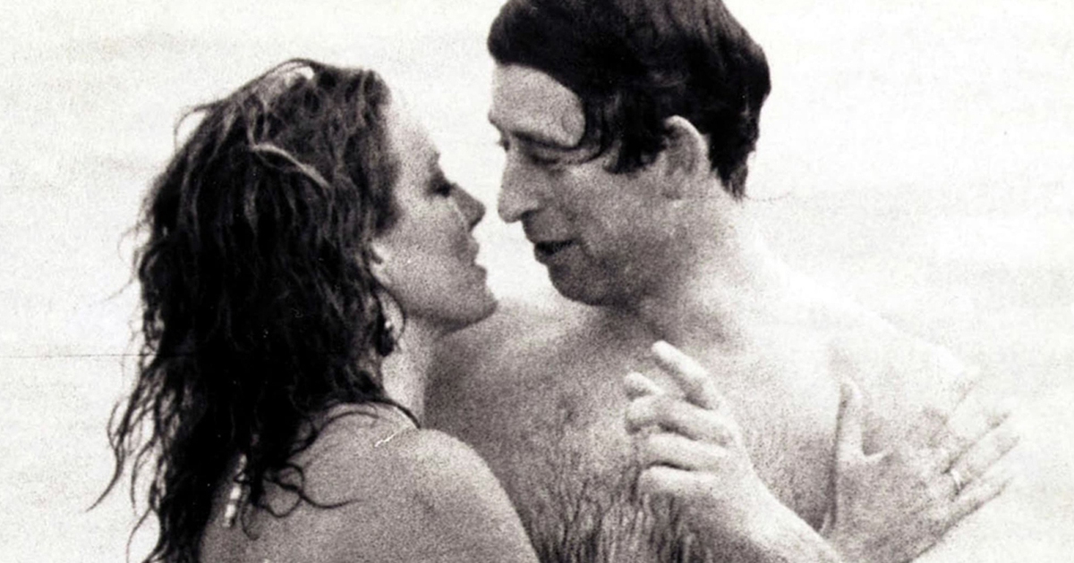 Bức ảnh ‘để đời’ của Vua Charles chụp với người mẫu bikini