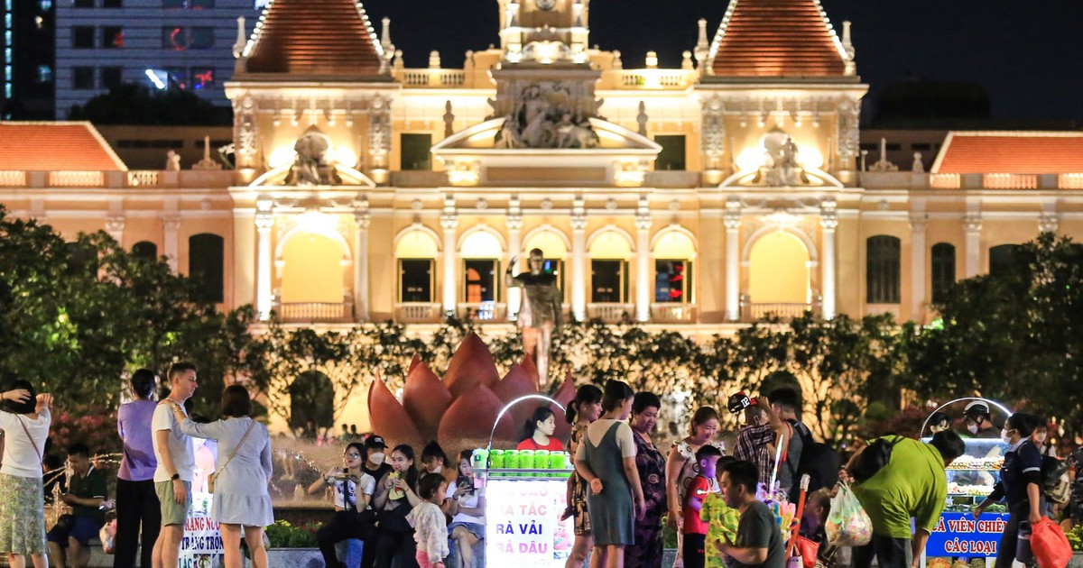 Phố đi bộ Nguyễn Huệ cũng được đề xuất lắp mái che