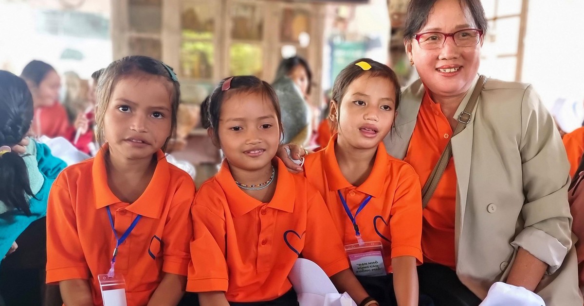 Món quà hè đặc biệt 'mong học sinh miền núi đừng bỏ học'