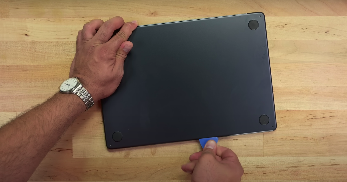 MacBook Air M2 15 inch rất khó tháo rời