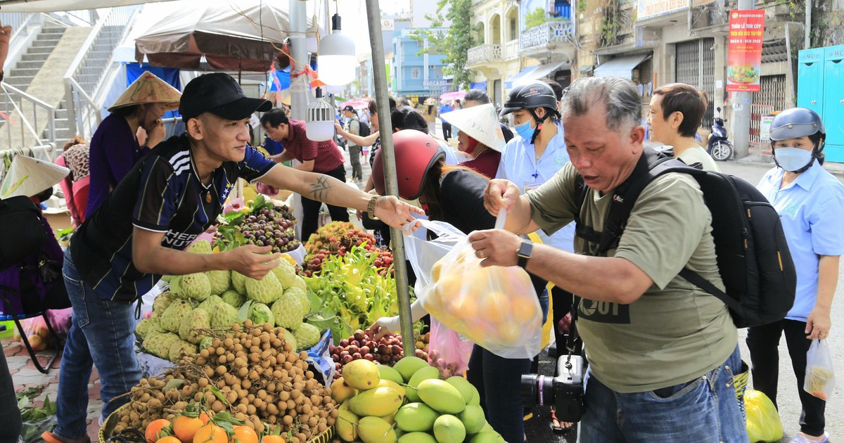Người dân TP.HCM 'săn' trái cây giá rẻ tuần lễ trên bến dưới thuyền ở Bến Bình Đông