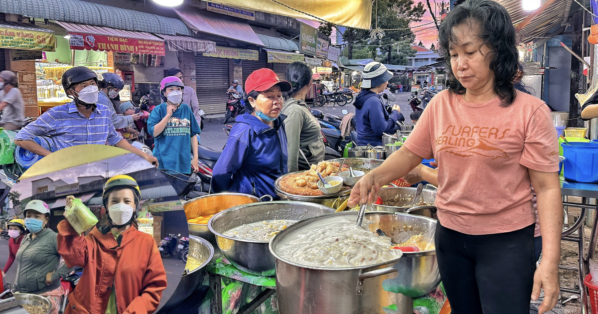 Khách nườm nượp ghé quán chè nửa thế kỷ ở TP.HCM: ‘Ngày nào cũng ăn vì… ghiền’