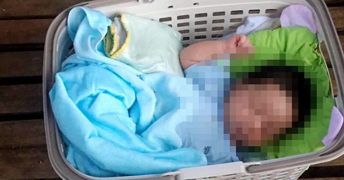 Bé trai sơ sinh bị bỏ rơi trước cổng chùa cùng tờ giấy nhờ nuôi hộ