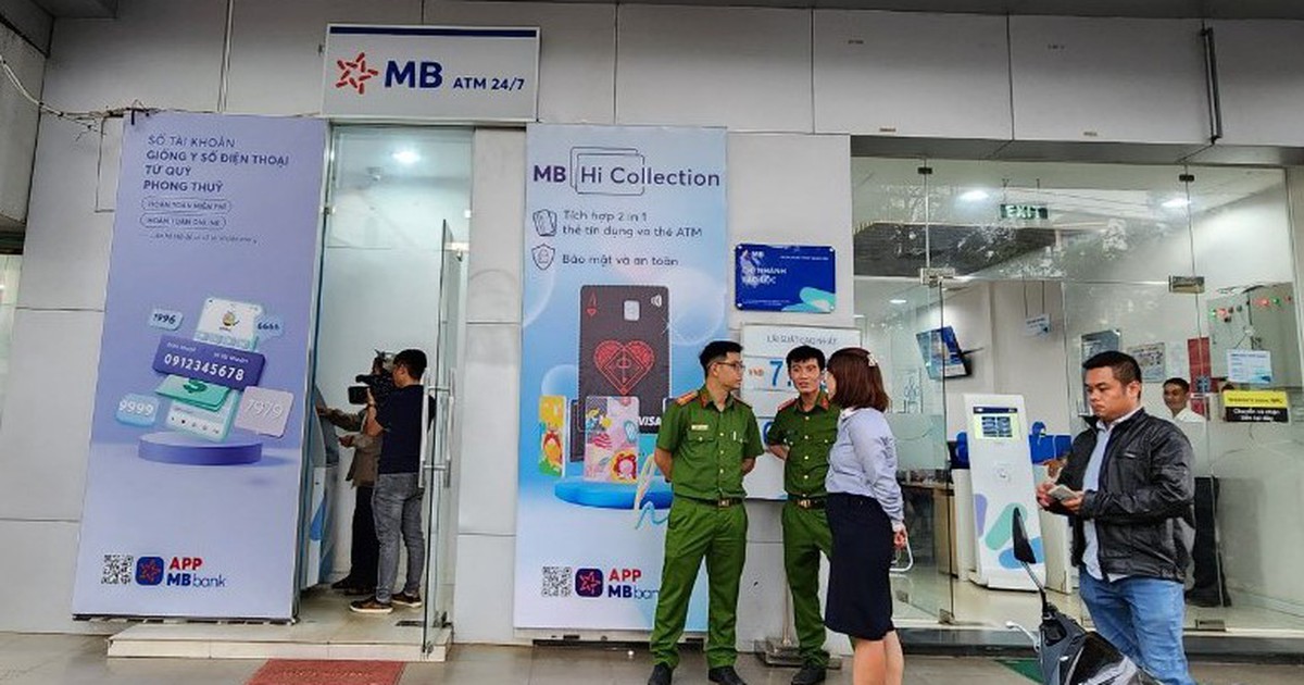 Thấy 37 triệu đồng vô chủ ở ATM: Người đàn ông mang nộp công an