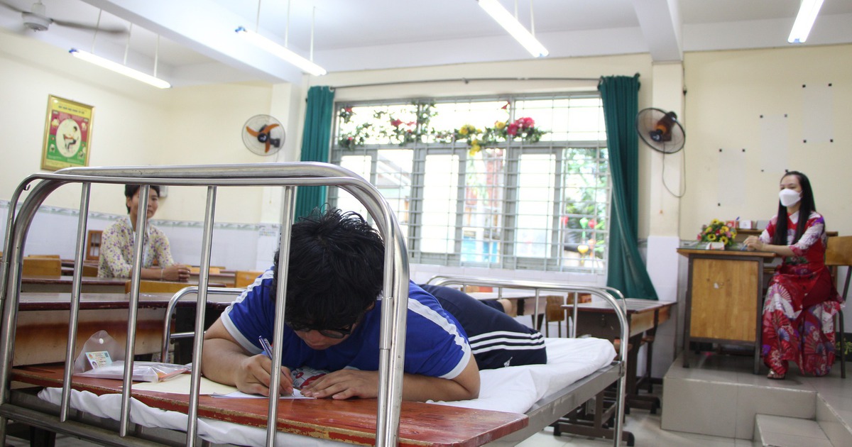 Thi tốt nghiệp THPT 2023: Có thí sinh phải nằm để làm bài