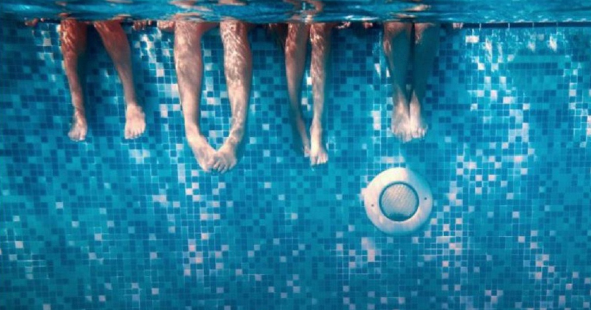 Vì sao khi thấy hồ bơi nặng mùi thì hãy rời đi?