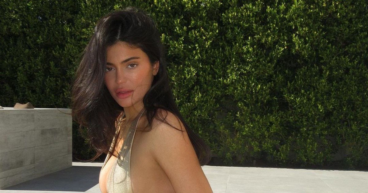 Kendall và Kylie Jenner khoe đường cong nóng bỏng với bikini