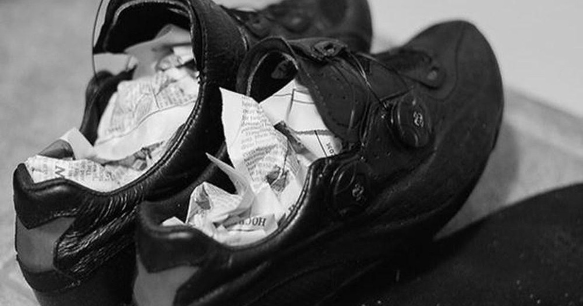 Mùa mưa ở TP.HCM: Làm thế nào để bảo quản giày khi dính nước, tránh ẩm mốc?