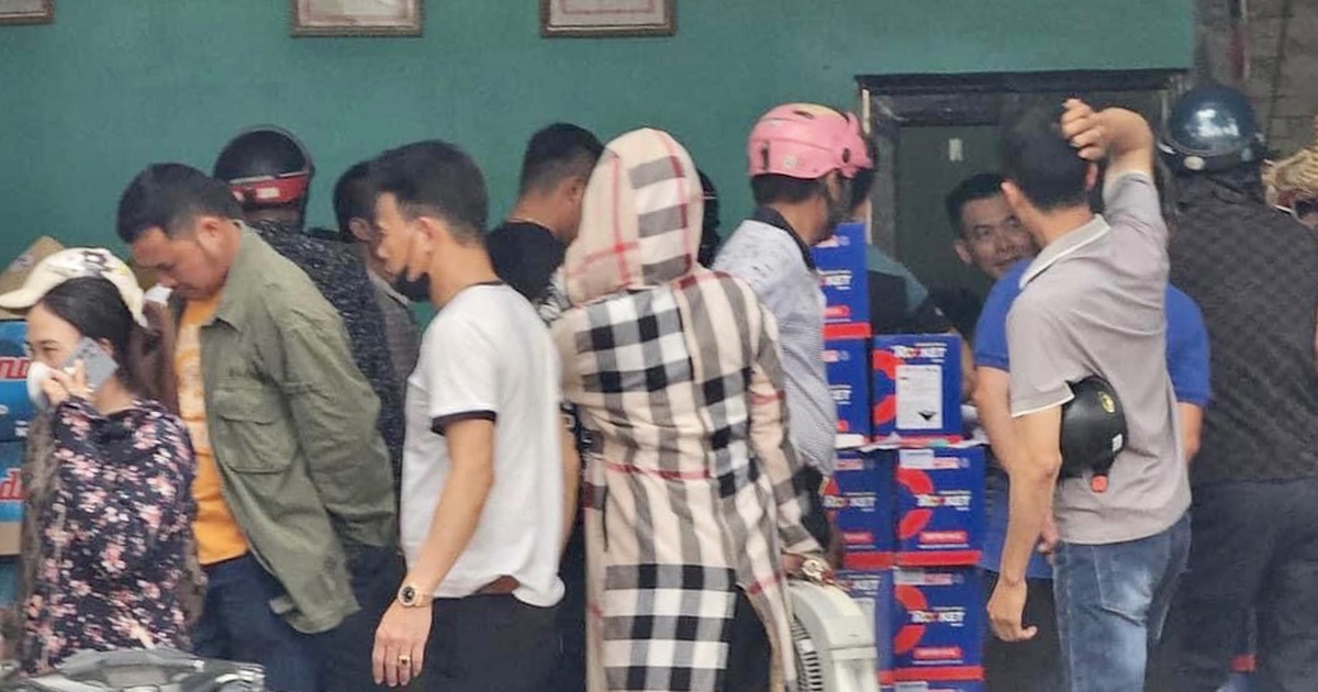 Bắc Giang: Người dân đổ xô đi mua quạt tích điện, nhiều nơi 'cháy hàng'