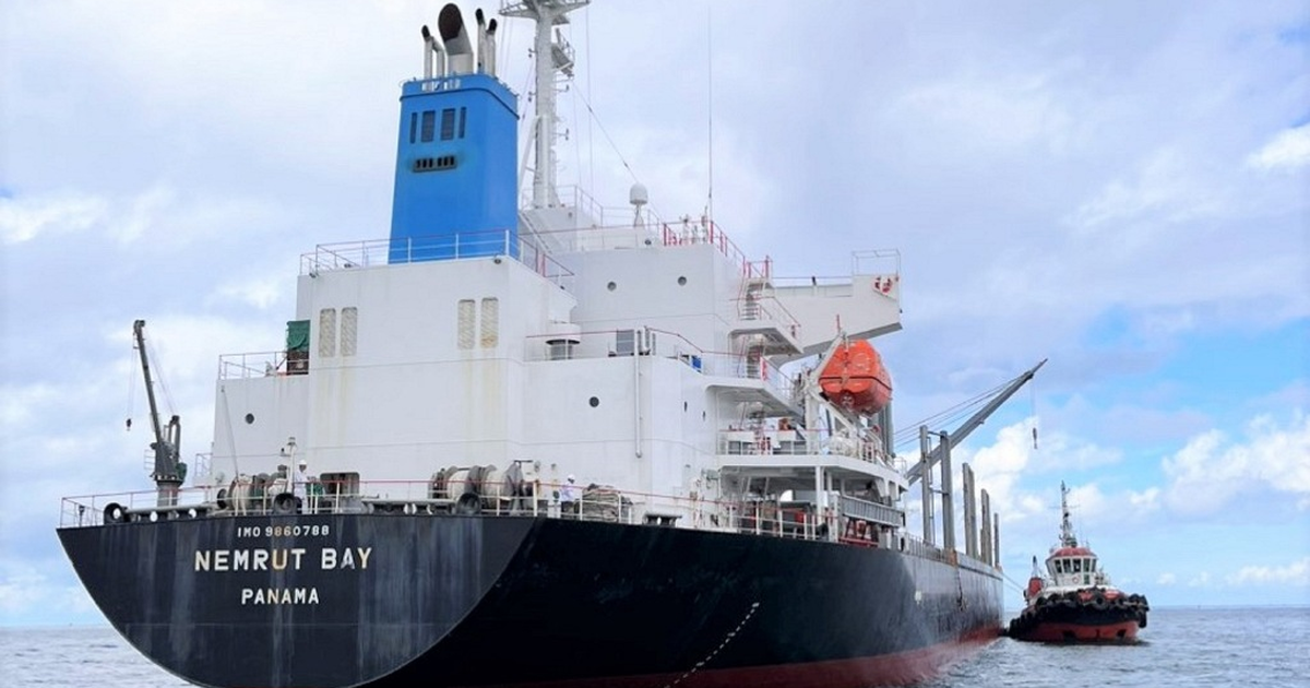 Cứu hộ tàu nước ngoài mắc cạn tại vùng biển Bình Thuận