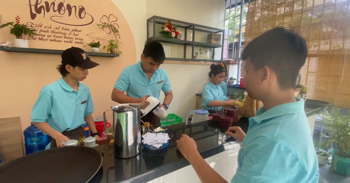 Quán cà phê đặc biệt ở Nha Trang: Nơi trẻ khuyết tật học làm pha chế, phục vụ