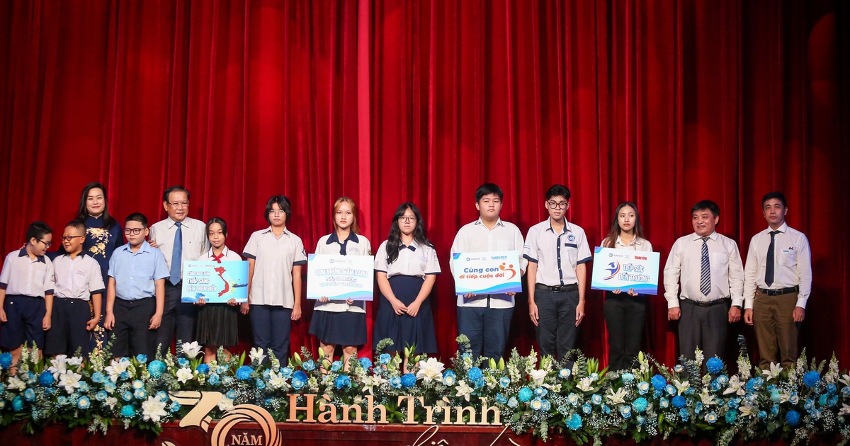 Ảnh: SASCO và Báo Thanh Niên trao học bổng cho các em mồ côi do Covid-19