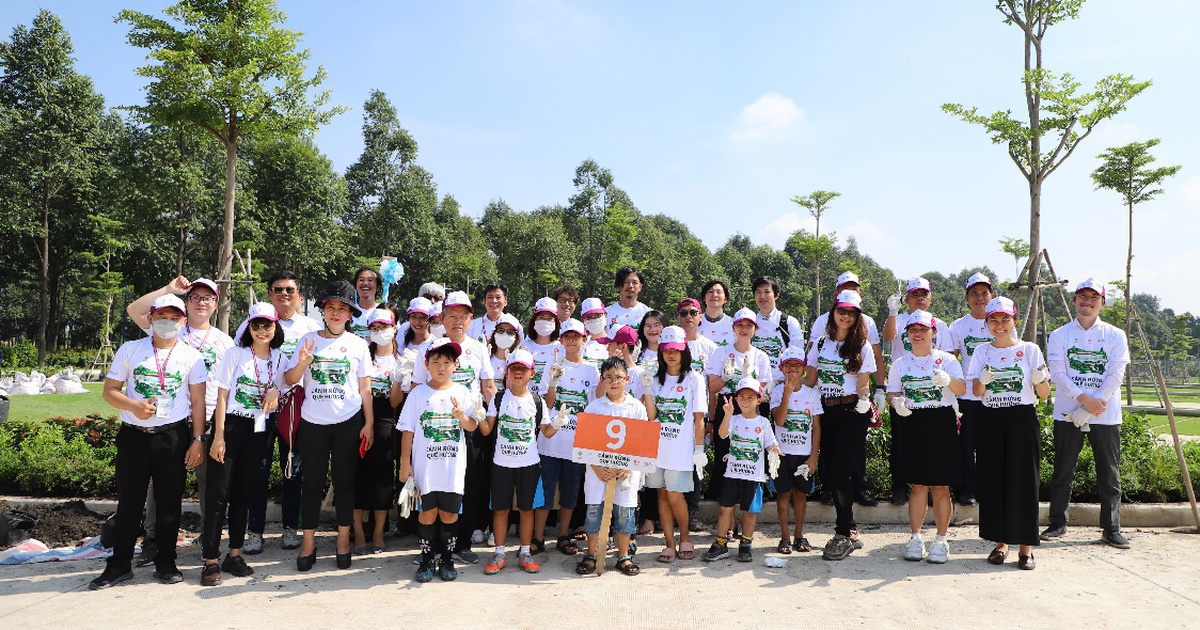 Cùng đi trồng cây tại Thành phố mới Bình Dương vào một ngày nắng hè