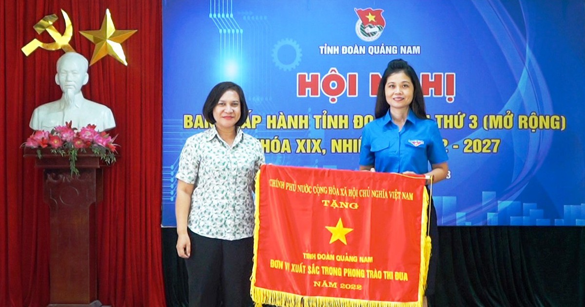 Tỉnh đoàn Quảng Nam nhận Cờ thi đua của Chính phủ