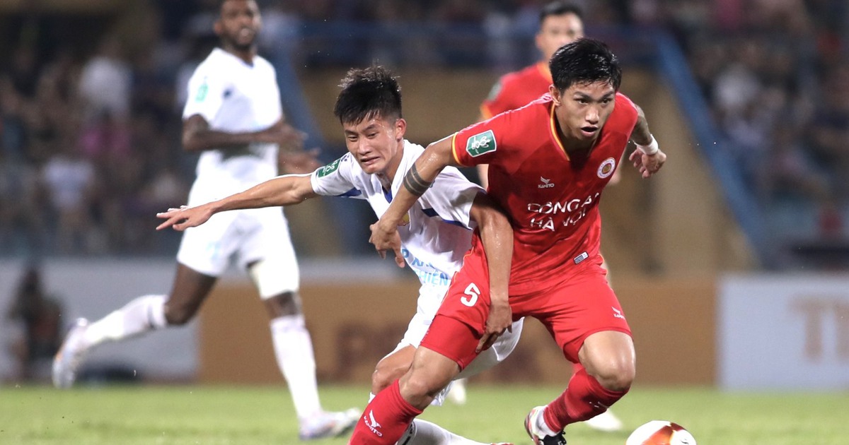 Văn Hậu đá trung vệ sẽ giải bài toán hóc búa cho hàng thủ CLB CAHN?