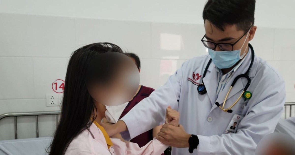 Đau đầu, nôn ói, chán ăn, đến bệnh viện phát hiện vỡ dị dạng mạch máu não