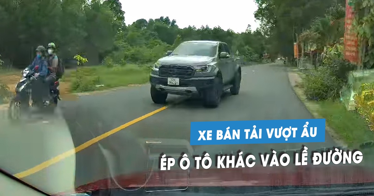 Xe bán tải vượt ẩu, 'cướp làn' ép ô tô đi đúng luật vào lề đường