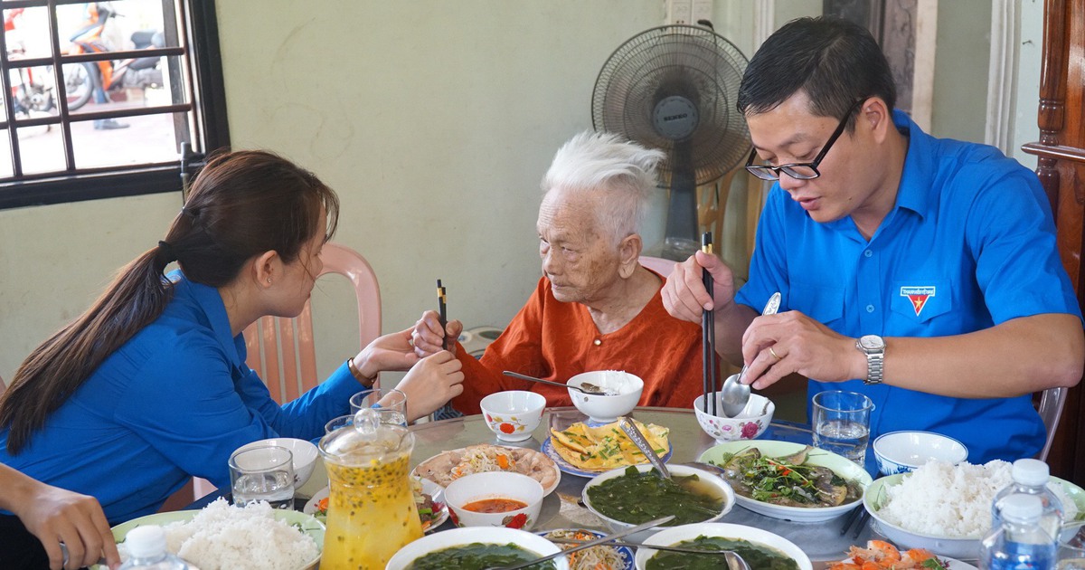 Bữa cơm của người trẻ làm ấm lòng Mẹ Việt Nam anh hùng