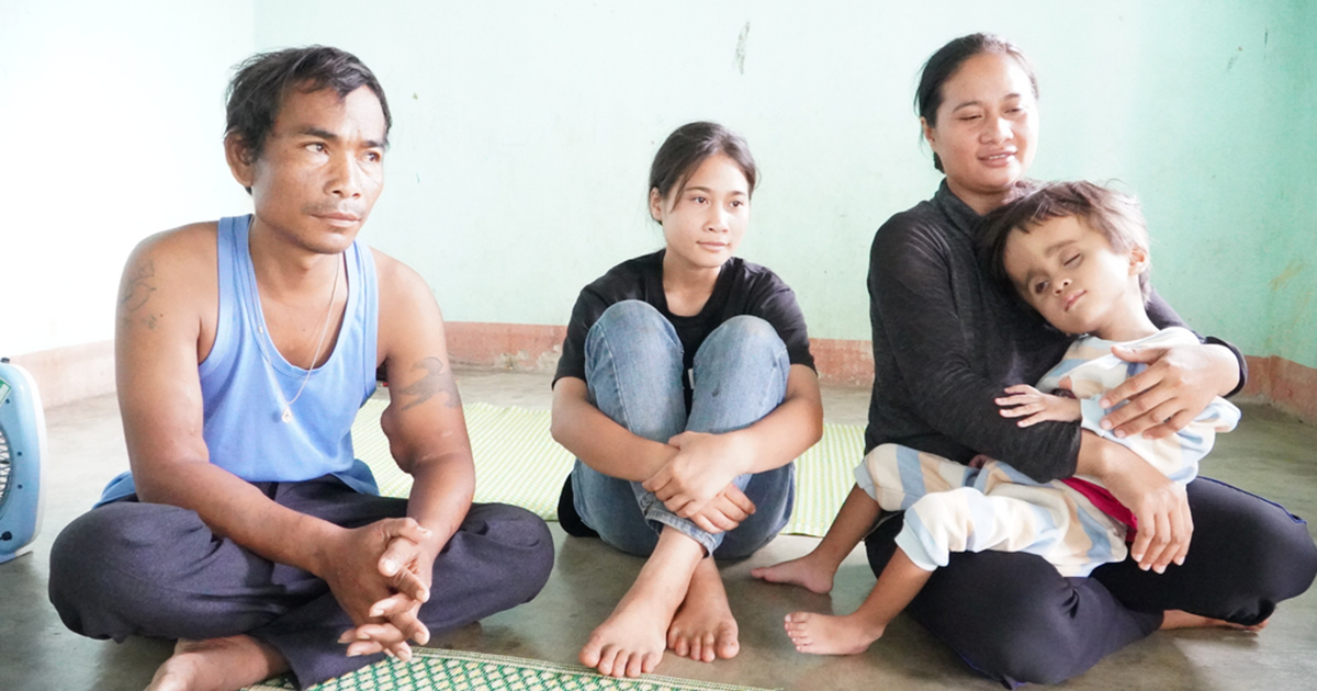 Cha suy thận, con bị não úng thủy cần giúp đỡ