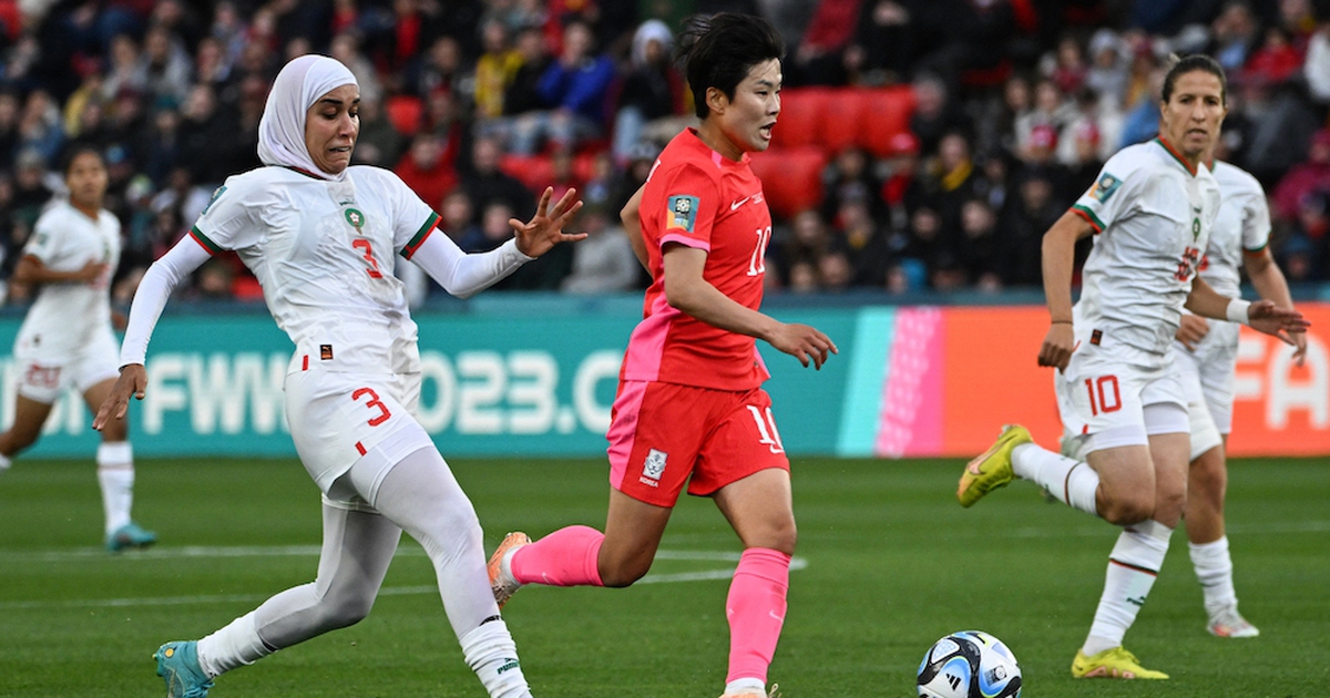 Cầu thủ Ma Rốc tạo lịch sử khi đội khăn trùm đầu ở World Cup nữ