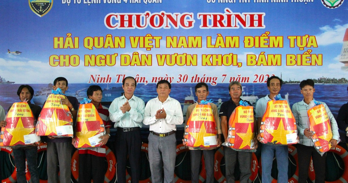 Bộ Tư lệnh Vùng 4 Hải quân tặng phao cứu sinh cho ngư dân Ninh Thuận