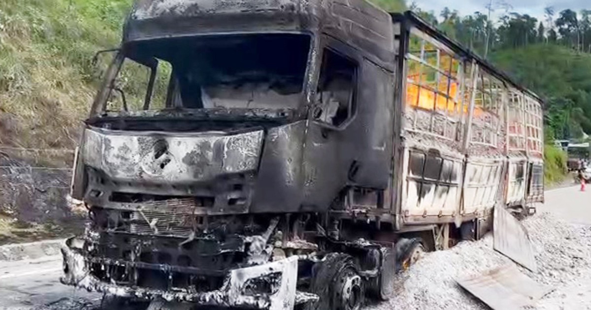 Quảng Nam: Xe tải chở than cà phê bốc cháy dữ dội trên đường Hồ Chí Minh