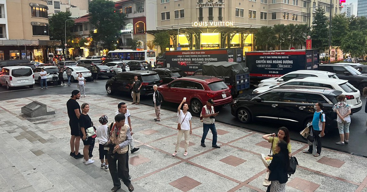 Ô tô đậu 'lụi' vây kín Nhà hát Thành phố