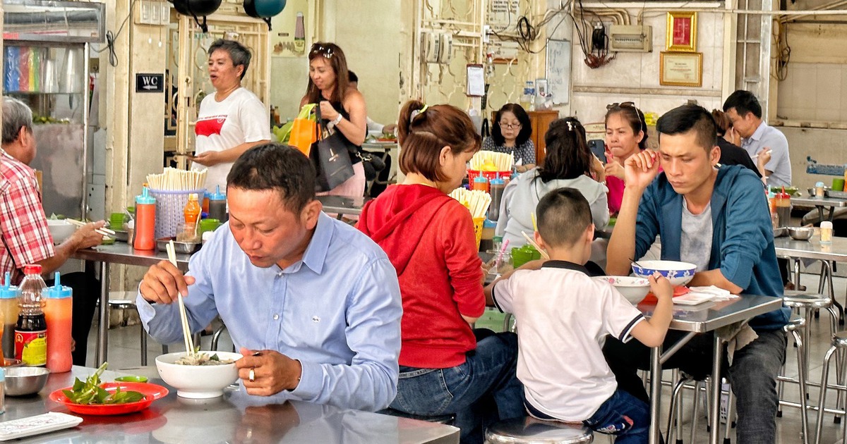Buôn bán khó khăn, một số quán ăn ở TP.HCM trụ vững nhờ 'hiệu ứng Michelin'