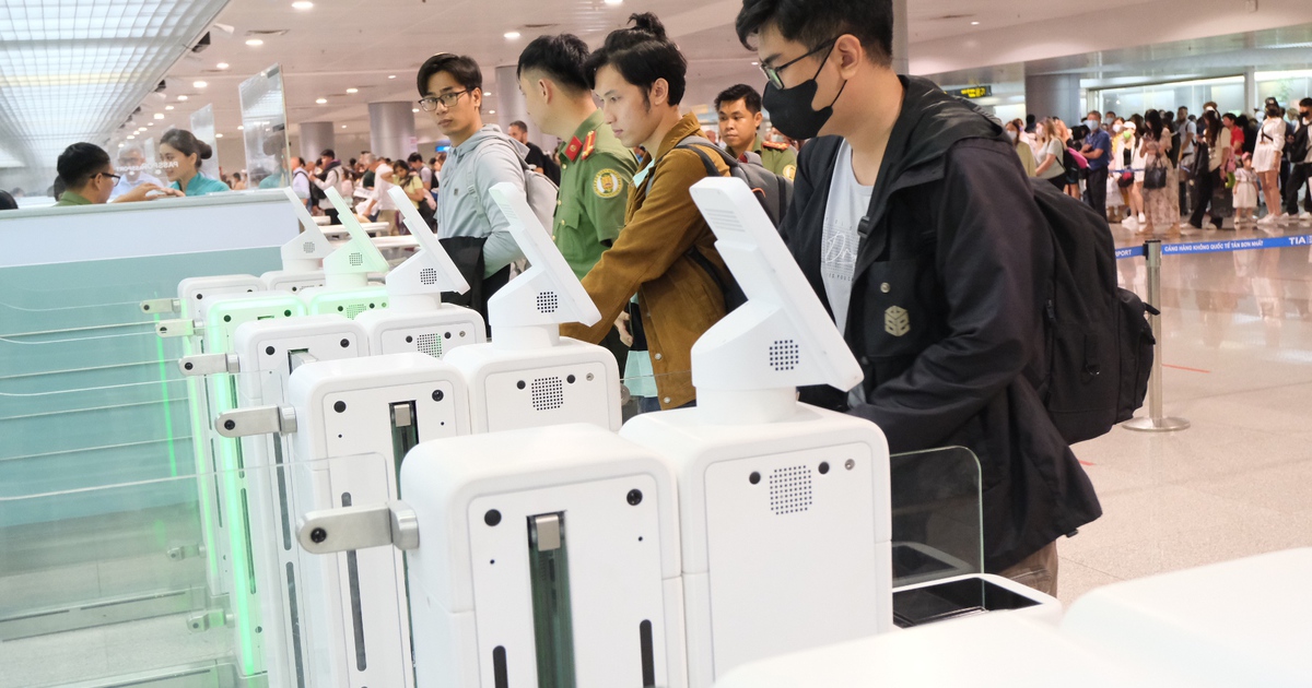 Nhập cảnh chỉ 30 giây nhờ scan passport cho người Việt tại Tân Sơn Nhất