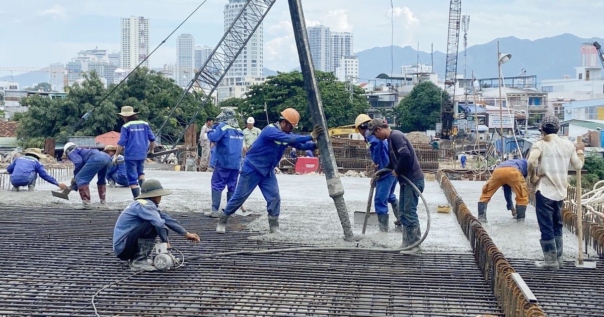 Nha Trang: Cầu Xóm Bóng thi công, người dân chen chúc qua cầu độc đạo