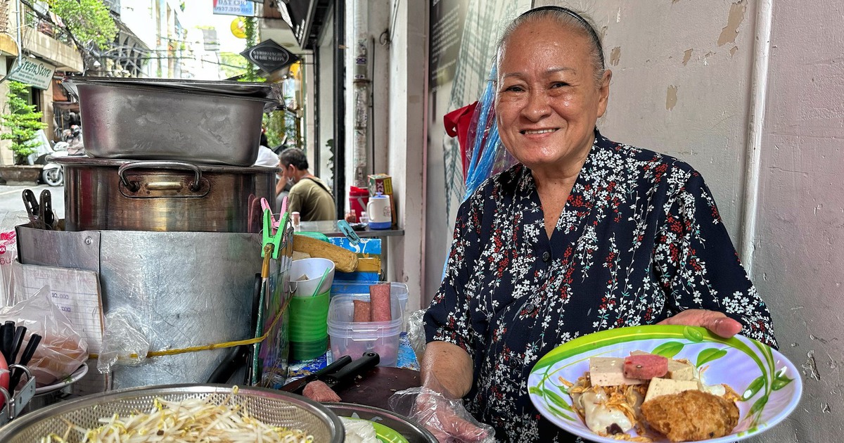 Quán bánh cuốn hơn nửa thế kỷ trong hẻm TP.HCM: Con dâu U.80 kế nghiệp mẹ chồng U.100