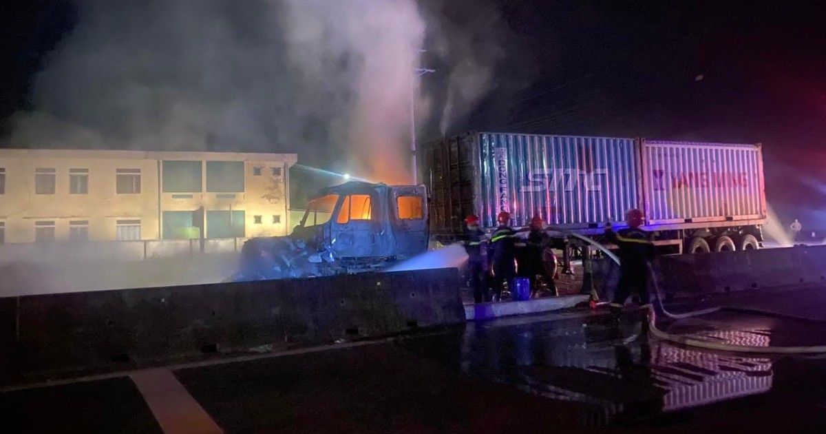 Xe đầu kéo bốc cháy sau va chạm xe máy, 1 người tử vong