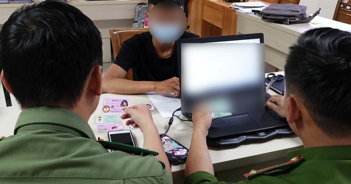 Đà Lạt: Phạt hành chính 2 người phát tán card massage 'tươi mát'