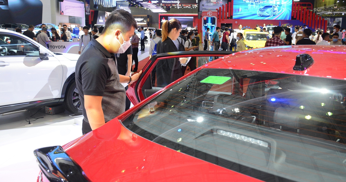 Ô tô 'đại hạ giá' giảm lệ phí trước bạ, sức mua vẫn giảm