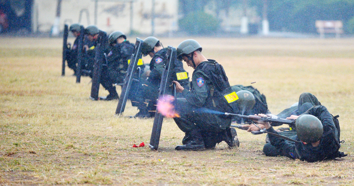 'Quả đấm thép' cảnh sát cơ động