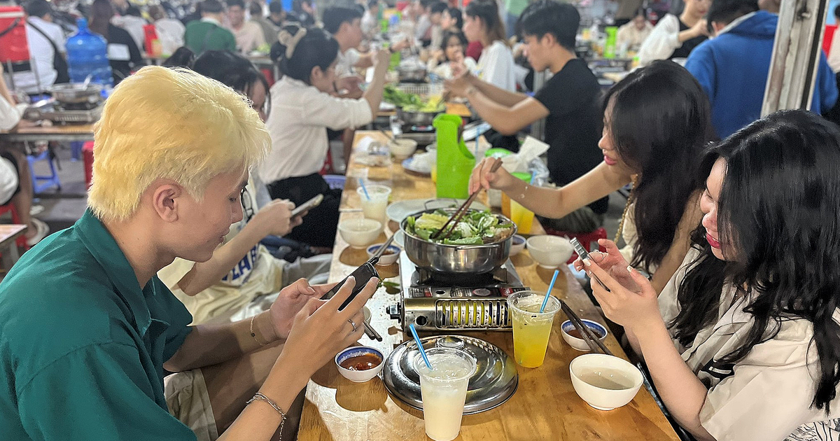 Tấp nập 'chợ' lẩu chay ở làng đại học