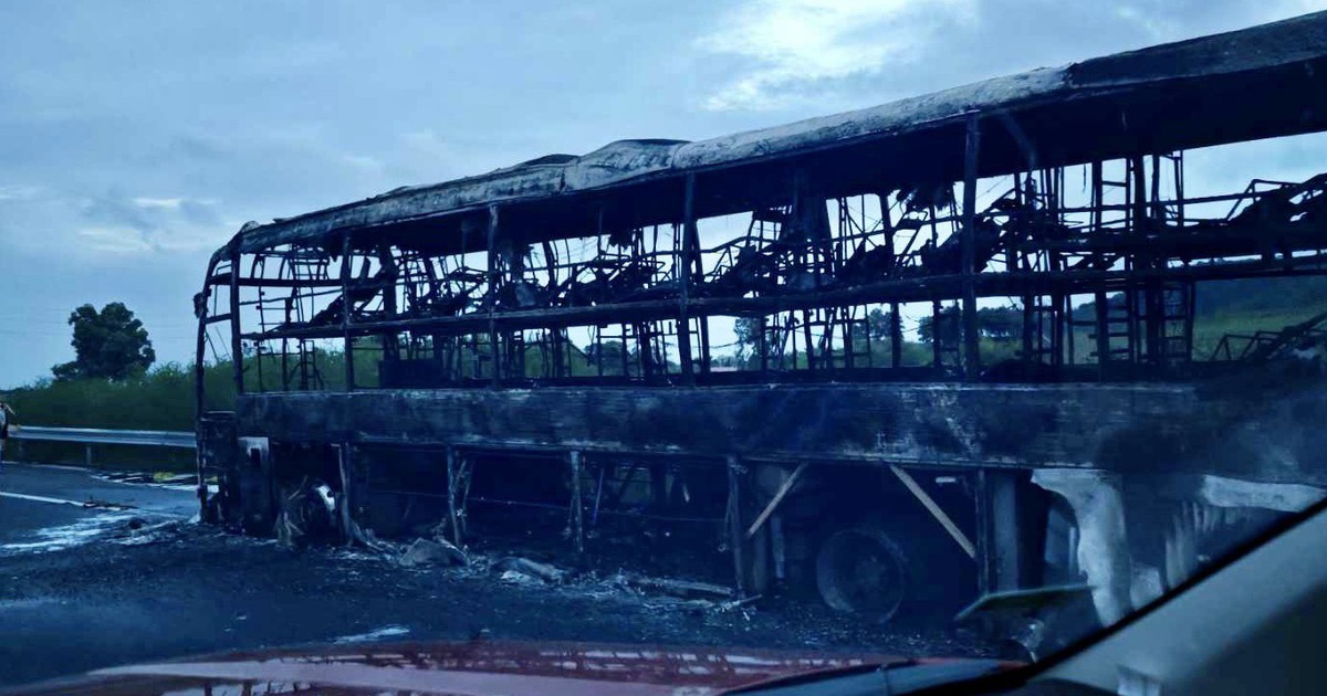 Xe giường nằm chở 34 hành khách bốc cháy trên cao tốc Phan Thiết - Dầu Giây