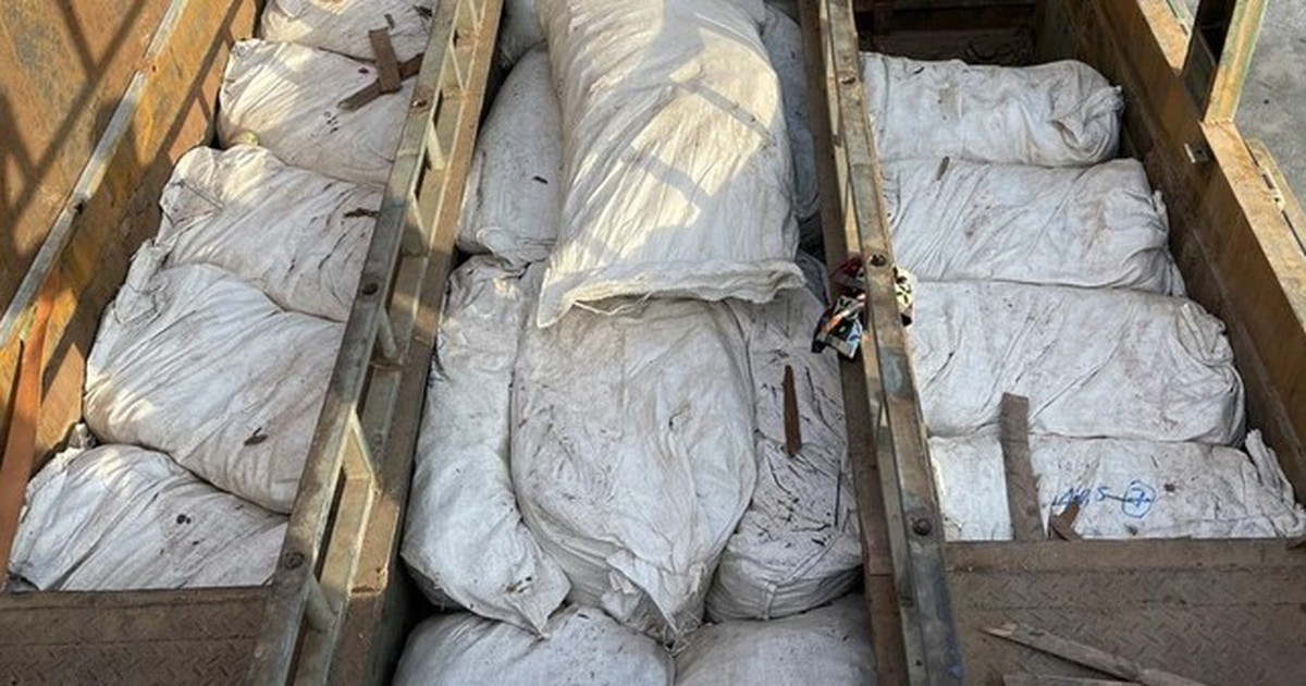 Làm ngăn chứa bí mật trên ô tô để vận chuyển lậu gỗ trắc và vảy tê tê