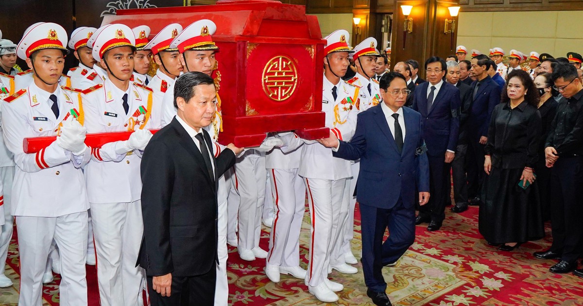 Người dân Hải Phòng đội mưa tiễn đưa cố Phó thủ tướng Lê Văn Thành