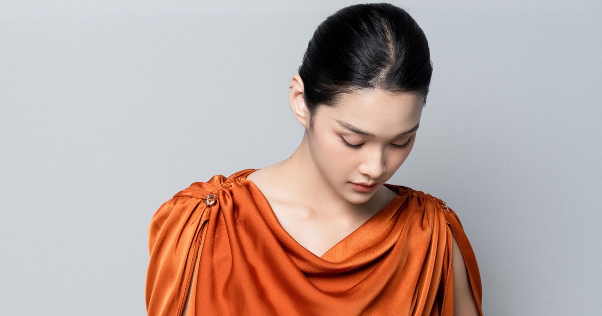 Nàng công sở dịu dàng cùng bản phối sơ mi lụa và chân váy