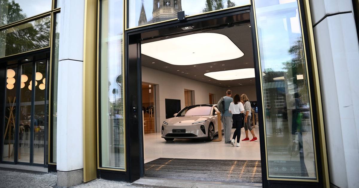 Công ty Trung Quốc sản xuất điện thoại thông minh để kích cầu xe điện