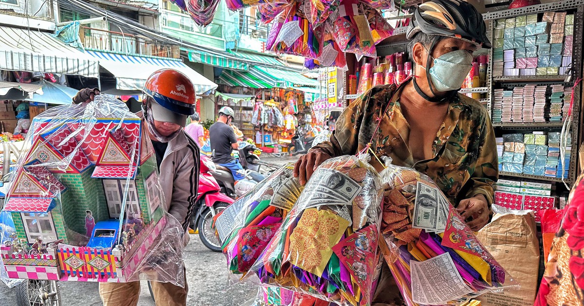 Rằm tháng 7, người bán vàng mã ở chợ 'cõi âm' lớn nhất TP.HCM than ế