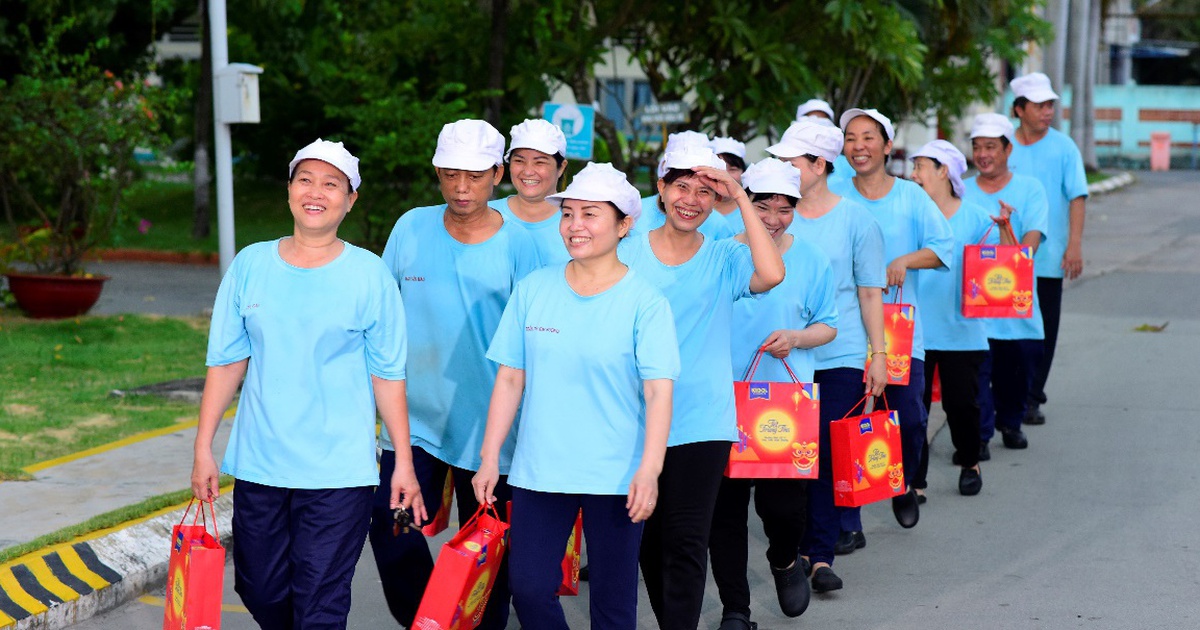 Công ty gây bão mạng vì tặng bánh Trung thu xịn cho công nhân